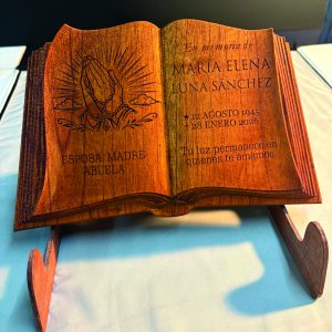 Homenajes en Madera de Cedro Personalizados